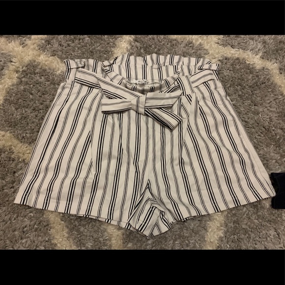 Super fashionable shorts white and black stripes - Picture 1 of 1